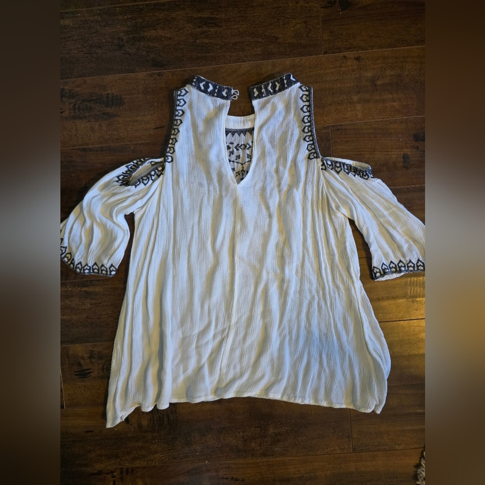 Guess Embroidered Cold Shoulder Top - Picture 3 of 4